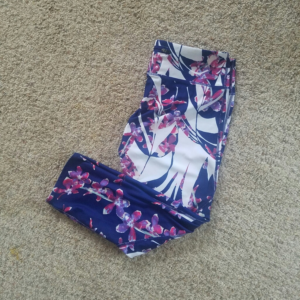 2/ $25 💗 Fabletics Compression Capris